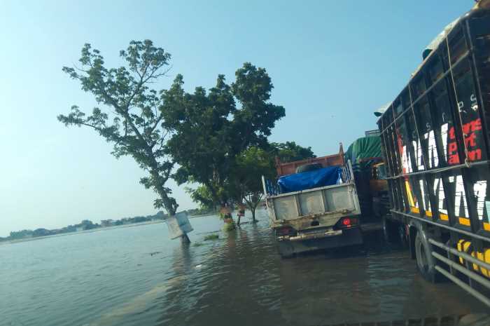 Jalur alternatif Mayong-Mijen juga terendam banjir dan mengakibatkan kemacetan parah. (Baehaqi/Jawa Pos Radar Semarang)