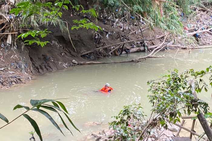 Tim SAR menyusuri sungai untuk mencari korban hanyut. (M Hariyanto/Jawa Pos Radar Semarang)