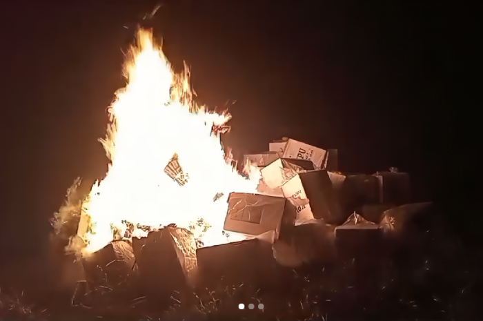 Diduga kotak surat suara Pemilu 2024 dibakar massa di Papua Tengah, Senin (12/2).