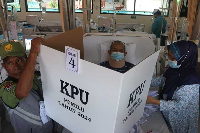 Para pasien bersama keluarga mencoblos di ruang Hemodialisa Unit, RS Elisabeth Semarang, Rabu (14/2). NUR CHAMIM/JAWA POS RADAR SEMARANG