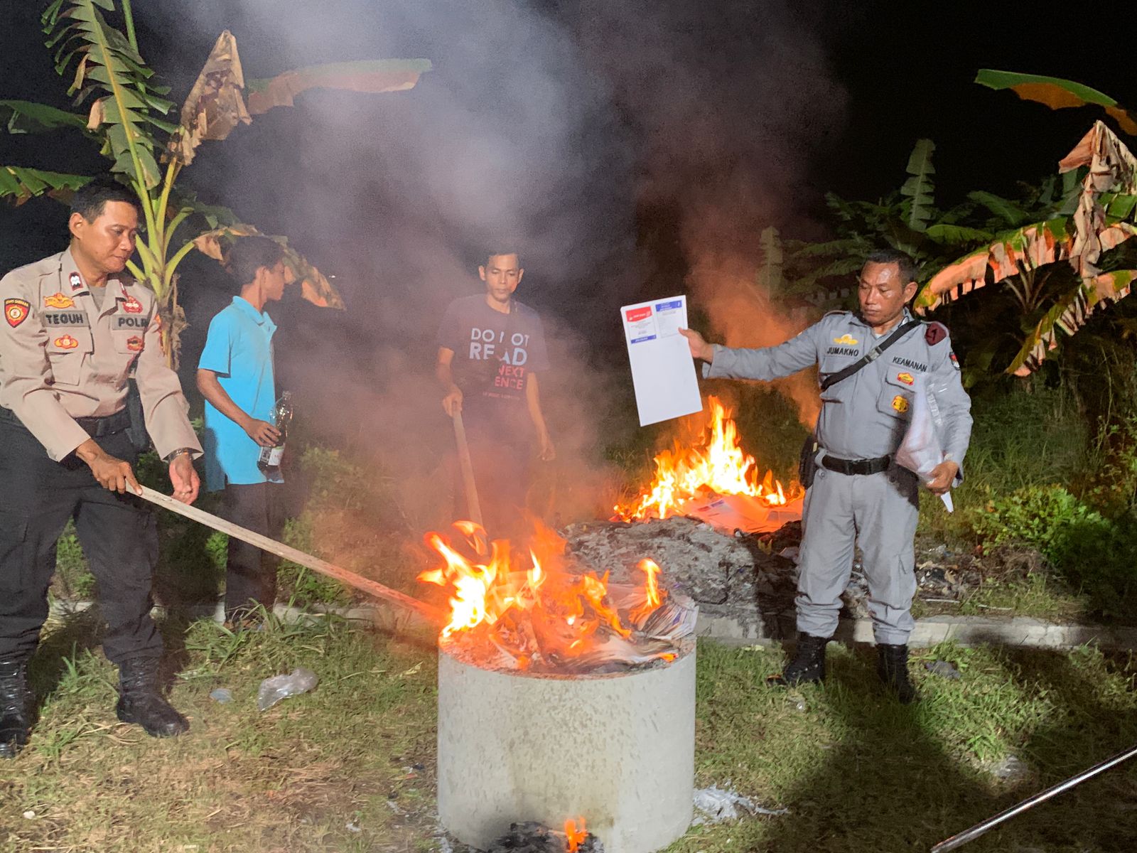 Prosesi pemusnahan surat suara di gudang logistik Bugangin, Kendal, Selasa (13/2) malam. DEVI KHOFIFATUR RIZQI/ JAWA POS RADAR SEMARANG