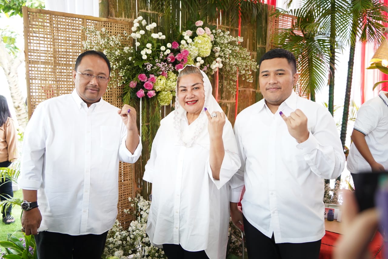 Wali Kota Semarang, Hevearita Gunaryanti Rahayu bersama keluarga saat menggunakan hak pilihnya di TPS 23 Kelurahan Sumurboto, Kecamatan Banyumanik, Rabu (14/2).
