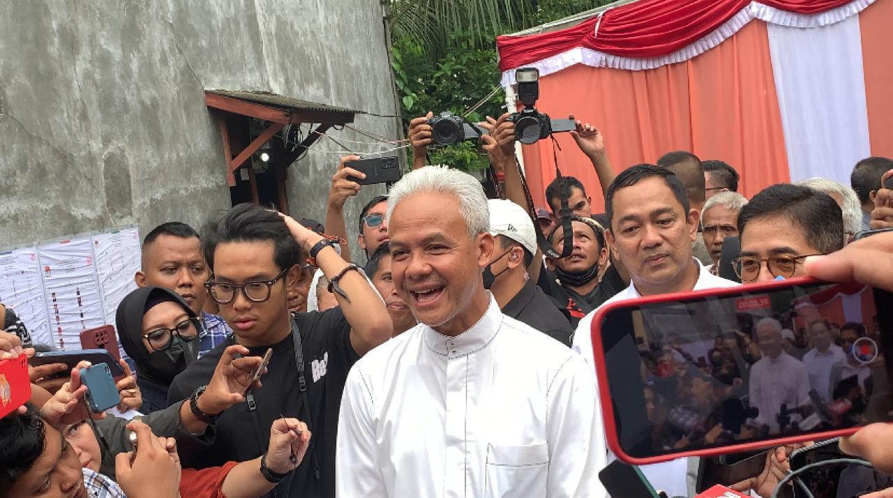 Ganjar Pranowo saat mendatangi TPS 11 tempat dirinya nyoblos. M. IQBAL AMAR/JAWA POS RADAR SEMARANG
