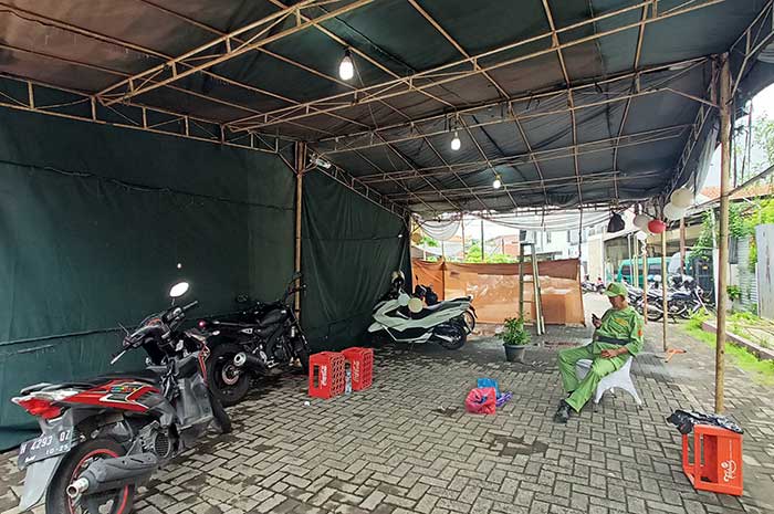 TPS 09 Kelurahan Peleburan Semarang Tengah harus dipindahkan ke rumah warga karena rusak saat hujan. ADENNYAR WYCAKSONO/JAWA POS RADAR SEMARANG