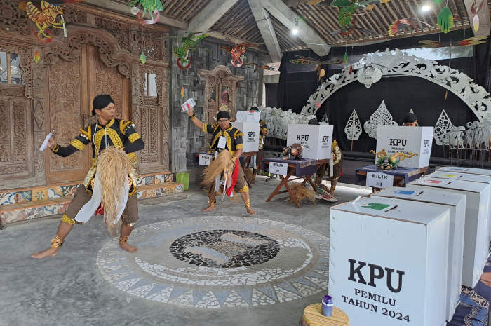 Pentas kuda lumping mengawali pencoblosan di TPS 13 Desa Krogowonan, Sawangan Magelang, Rabu (14/2). ROFIK SYARIF GP/JAWA POS RADAR SEMARANG