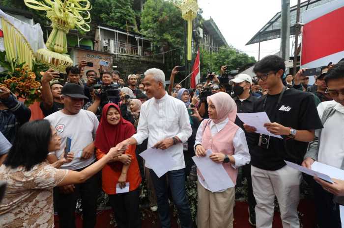 Putra semata wayang Ganjar Pranowo, Muhammad Zinedine Alam Ganjar nampak antusias mendampingi ayahnya mencoblos di TPS 11 Lempongsari Semarang, Rabu (14/2).