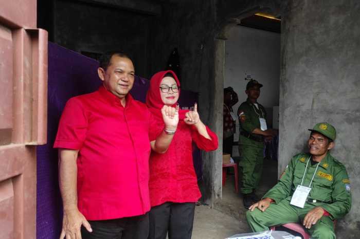 Bupati Semarang dan istri usai memberikan hak suara.&nbsp;NURFAIK NABHAN/Jawa Pos Radar Semarang