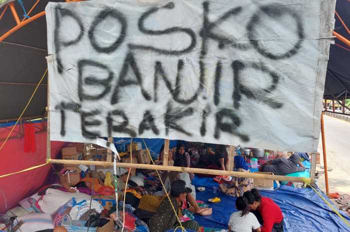 Warga Desa Wonoketingal, Kecamatan Karanganyar berdiam di posko banjir tepi jalan raya Pantura yang digunakan mengungsi. (Wahib&nbsp;Pribadi/Jawa Pos Radar Semarang)
