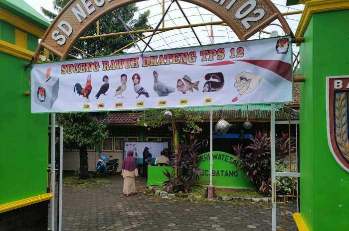TPS unik di Kelurahan Watesalit, Kecamatan Batang sudah seperti warung pecel lele atau Lamongan. (RIYAN FADLI/JAWA POS&nbsp;RADAR SEMARANG)
