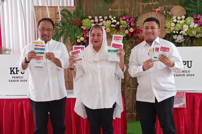 Wali Kota Semarang, Hevearita Gunaryanti Rahayu bersama keluarga ketika menyalurkan hak pilih di TPS 23 Kelurahan Sumurboto.&nbsp;ADENNYAR WYCAKSONO/JAWA POS RADAR SEMARANG