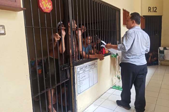 Anggota KPU Kota Semarang yang mendampingi proses berlangsungnya pencoblosan di Polrestabes Semarang. (M Hariyanto/Jawa Pos Radar Semarang)