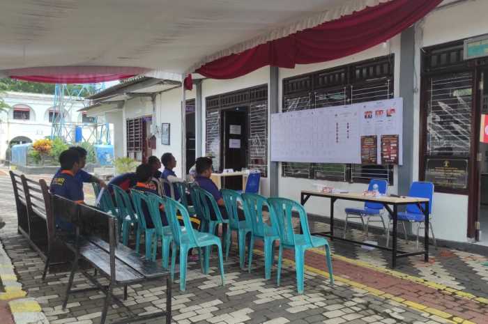 Warga binaan yang tengah mengantri untuk melakukan pemungutan suara.&nbsp;NURFAIK NABHAN/Jawa Pos Radar Semarang