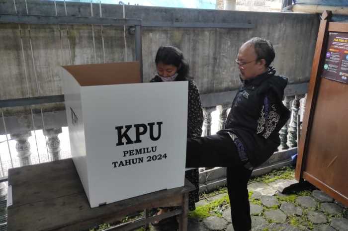 Sabar Subadri menggunakan hak pilihnya. Ia bersama istrinya, mencoblos di TPS 43 Klaseman, Sidomukti Salatiga.