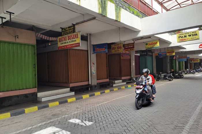 Kondisi di Pasar Rejowinangun Magelang pada Rabu (14/2) tampak sepi dan banyak kios yang tutup. ROFIK SYARIF GP/JAWA POS RADAR SEMARANG
