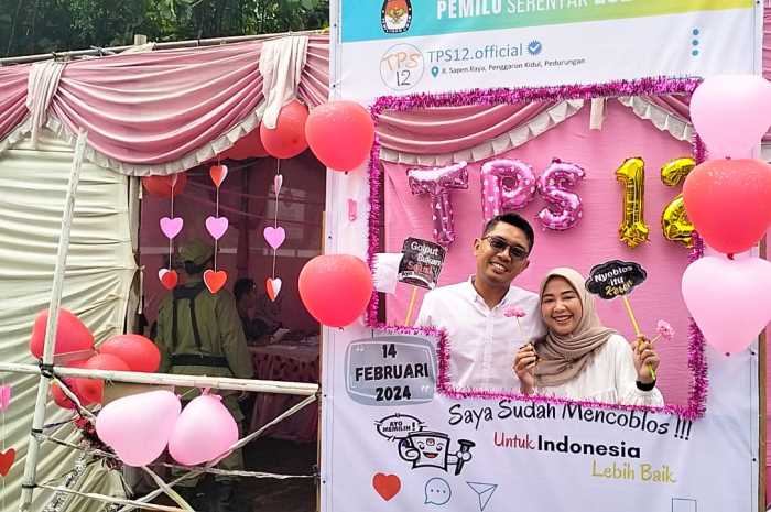 Setelah mencoblos, warga mendapat bunga kertas dan coklat, serta mengabadikan foto di TPS 12 Penggaron Kidul, Pedurungan, Rabu (14/2). FIGUR RONGGO WASSALIM/JAWA POS RADAR SEMARANG