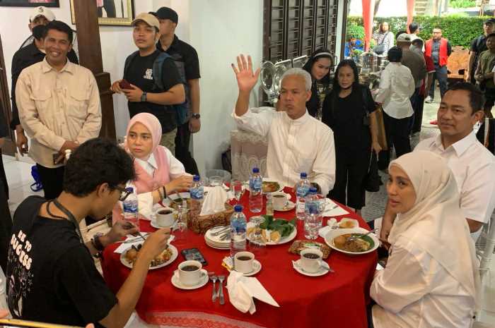 Ganjar Pranowo dan keluarga menyempatkan diri sarapan ditemani mantan Wali Kota Semarang Hendrar Prihadi. M. IQBAL AMAR JAWA POS RADAR SEMARANG