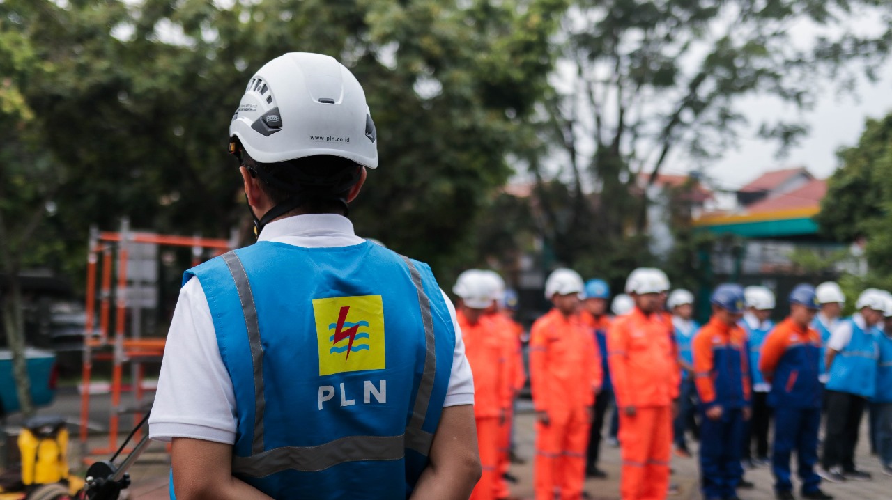 PASTIKAN LISTRIK ANDAL : Petugas PLN UIT JBT telah berjibaku menjaga keandalan listrik, khususnya di lokasi vital selama penyelenggaraan Pemilu 2024 di Jabar, Jateng, dan DIY.