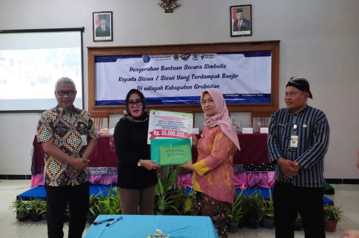 Disdikbud Jateng memberikan bantuan kepada sekolah yang terdampak banjir.