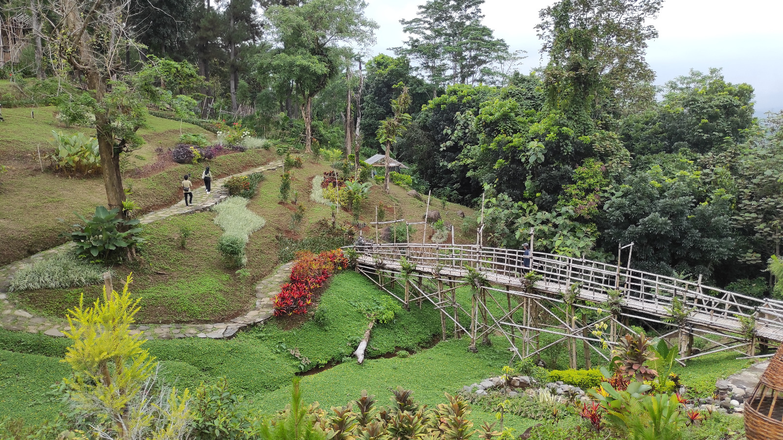 MENAWAN: Pemandangan taman bunga di wisata Pinusia Park yang terletak di Kelurahan Kalirejo, Kecamatan Ungaran Timur.