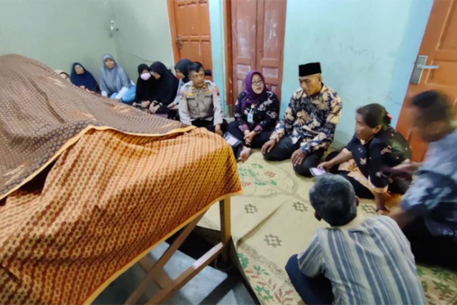 Pelayat di rumah duka Dewi Indrayani Koesnadi, anggota KPPS TPS 04 Desa Karangturi, Kecamatan Gantiwarno, Kabupaten Klaten.
