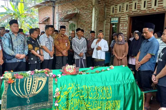 Suasana rumah duka almarhum Teguh Joko Pratikno, anggota KPPS Desa Curugsewu, Patean, yang meninggal dunia. DEVI KHOFIFATUR RIZQI/ JAWA POS RADAR SEMARANG