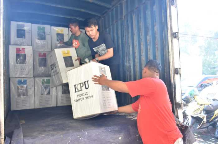 Petugas mempersiapkan kotak suara sebelum pelaksanaan pemilu di Salatiga. (Dhinar Sasongko/Jawa Pos Radar SEMARANG)
