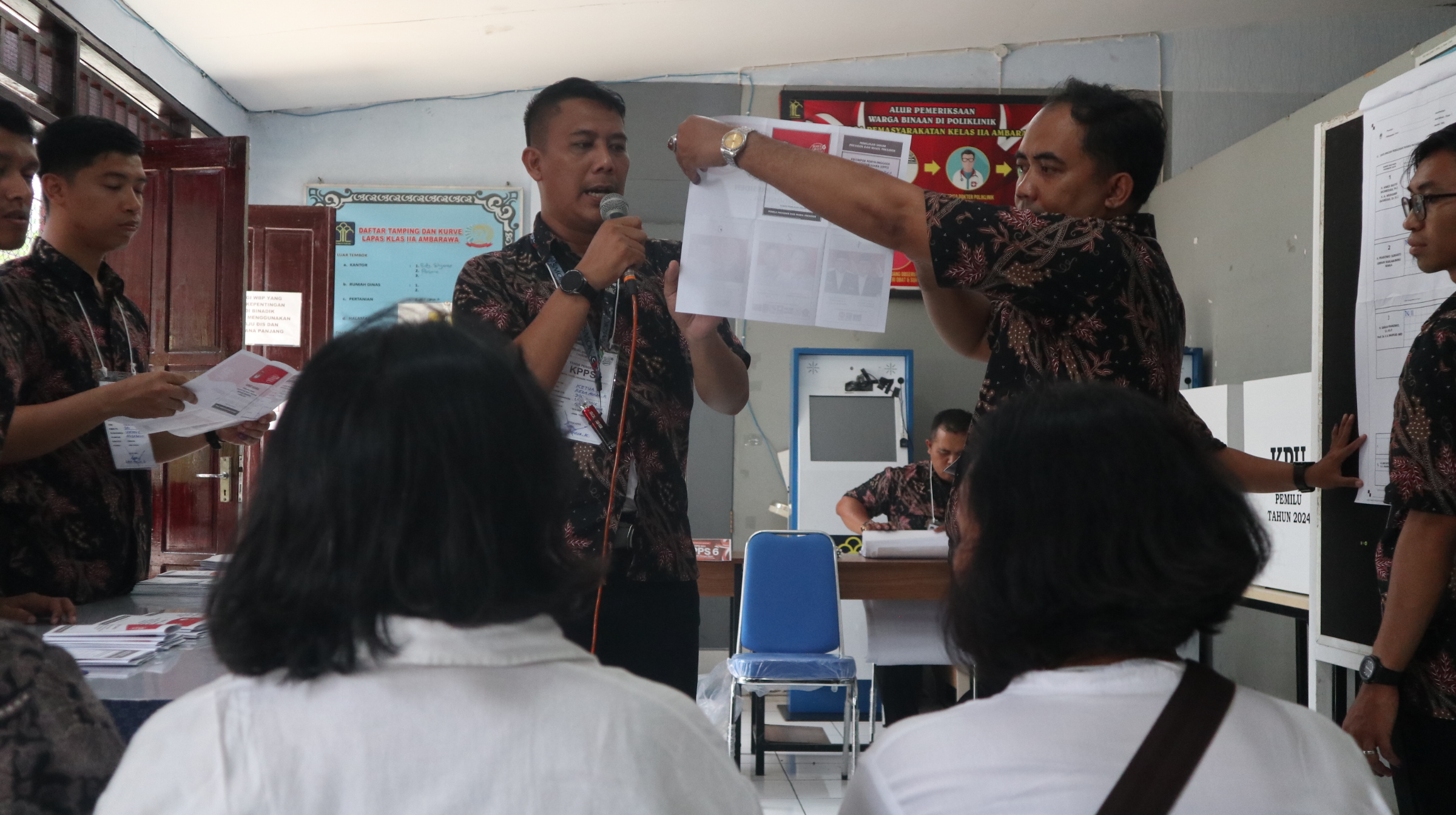 Proses penghitungan suara di TPS Khusus 902  Lapas Kelas II A Ambarawa Rabu (14/2)