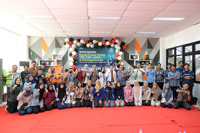 PT Semen Gresik menggelar seminar kesehatan dalam rangkaian peringatan bulan Kesehatan dan Keselamatan Kerja (K3) Nasional tahun 2024 yang diikuti oleh karyawan di Gedung CCR Pabrik Rembang (13/2).