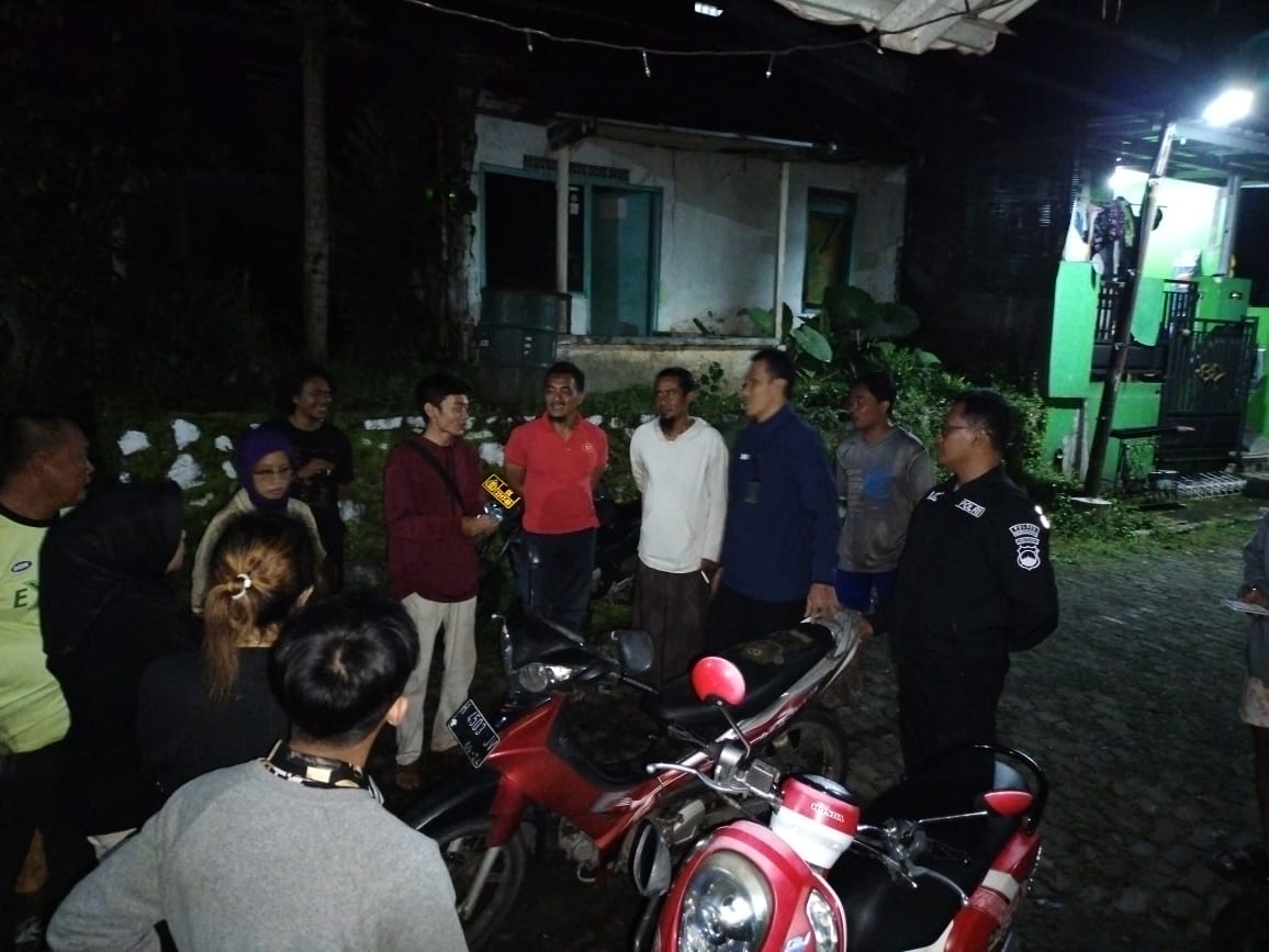 Petugas kepolisian saat berada di lokasi kejadian setelah mendapatkan laporan dari Ketua KPSS