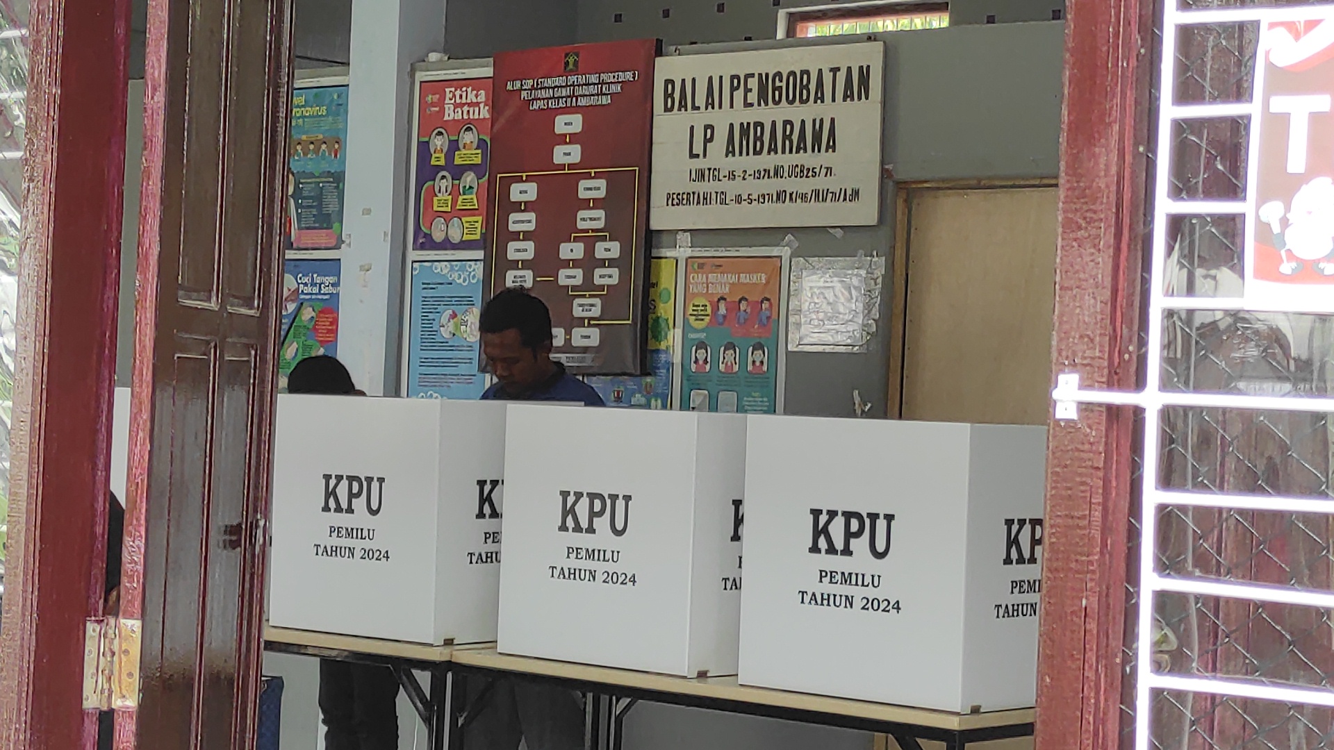 Proses pemungutan suara di TPS Khusus 901 Lapas Ambarawa, Rabu (14/2)