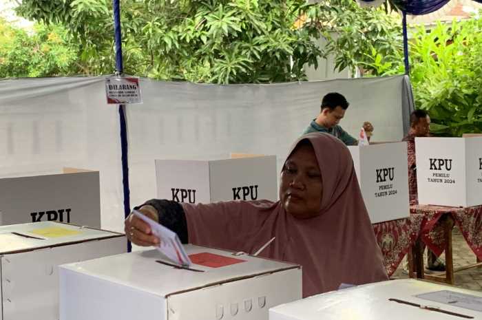 Proses pemungutan suara di TPS 001 Kelurahan Tunggulrejo Kendal Rabu (14/2/2024). (Devi Khofifatur Rizky/Jawa Pos Radar Semarang)