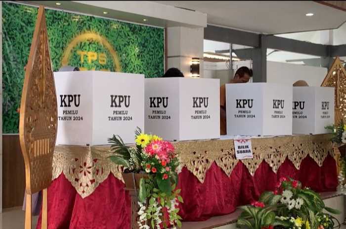 Proses pemungutan suara di salah satu TPS di Kendal Rabu (14/2/2024). (Devi Khofifatur Rizky/Jawa Pos Radar Semarang)