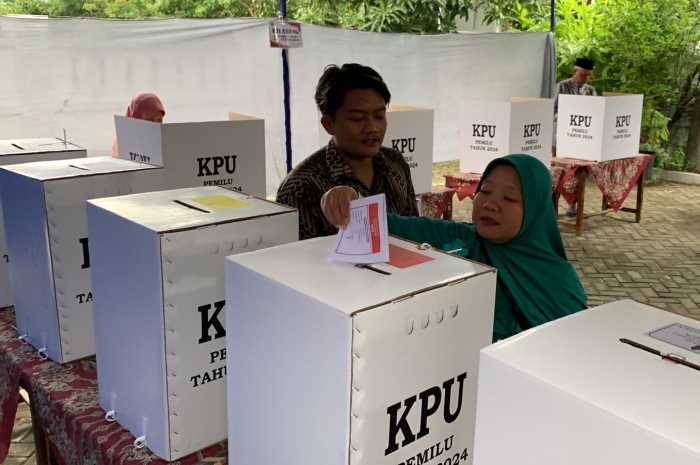 Prosesi pemungutan suara di TPS pada Pemilu 2024. DEVI KHOFIFATUR RIZQI/ JAWA POS RADAR SEMARANG