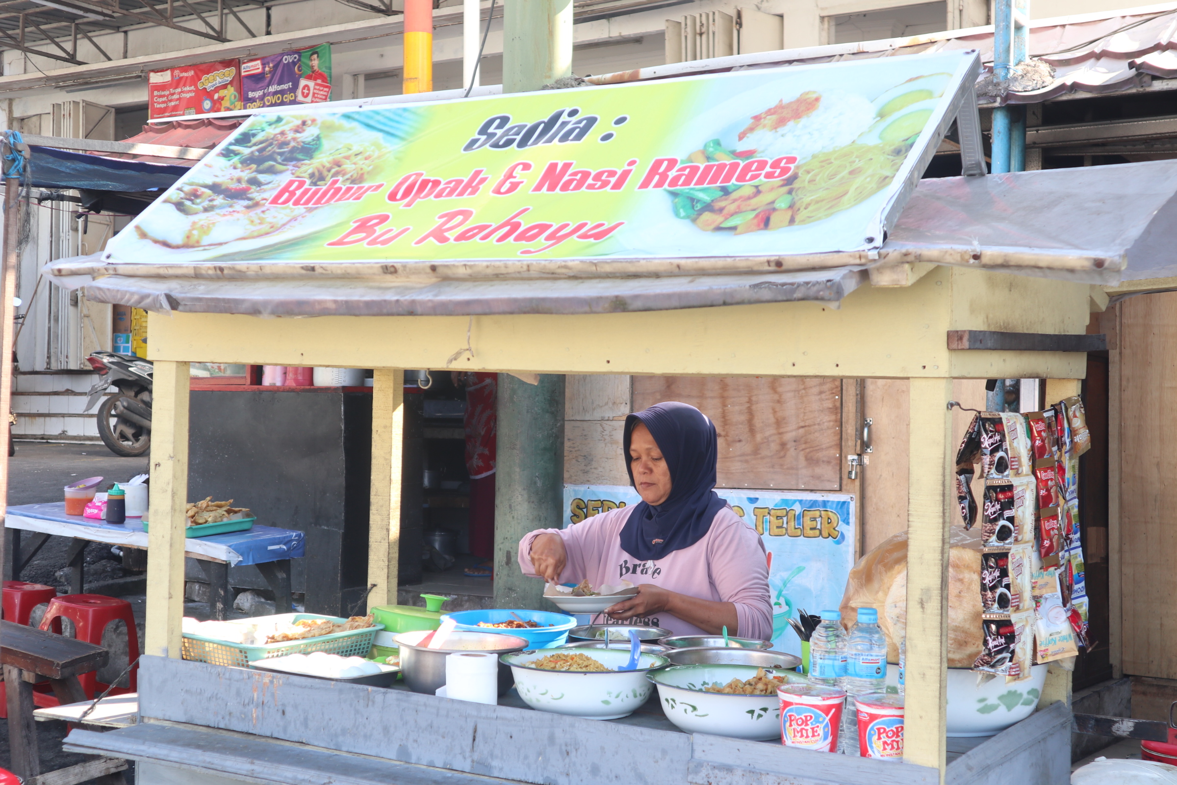 Salah satu tempat yang menjajakan Bubur Opak yang ada di Bandungan, tepatnya di dekat RTH Bandungan