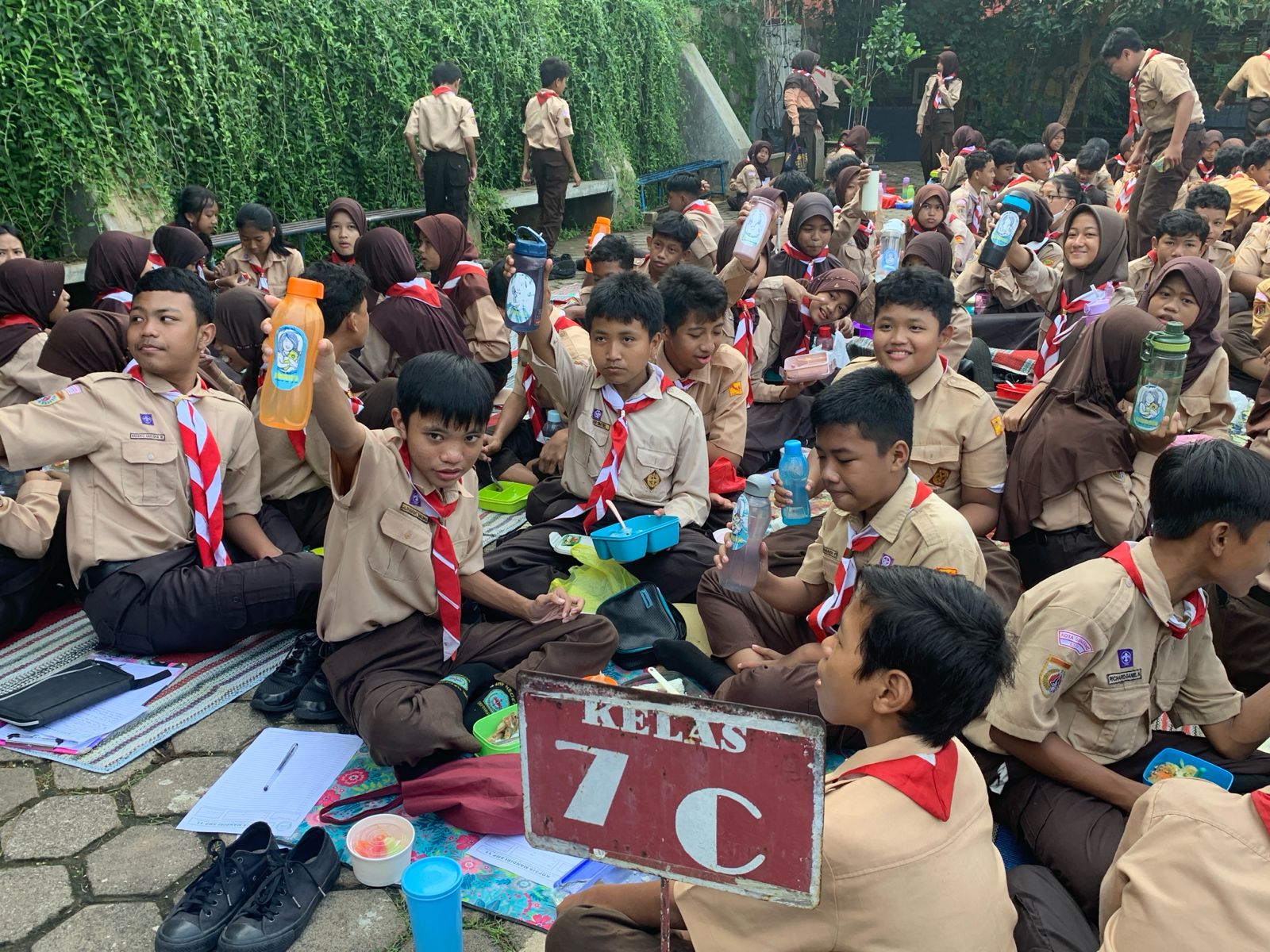 Gerakan Simanis Inspirasi ala SMP Negeri 11 Kota Semarang dalam pembiasaan pola hidup sehat. (M. IQBAL AMAR/JAWA POS RADAR SEMARANG)