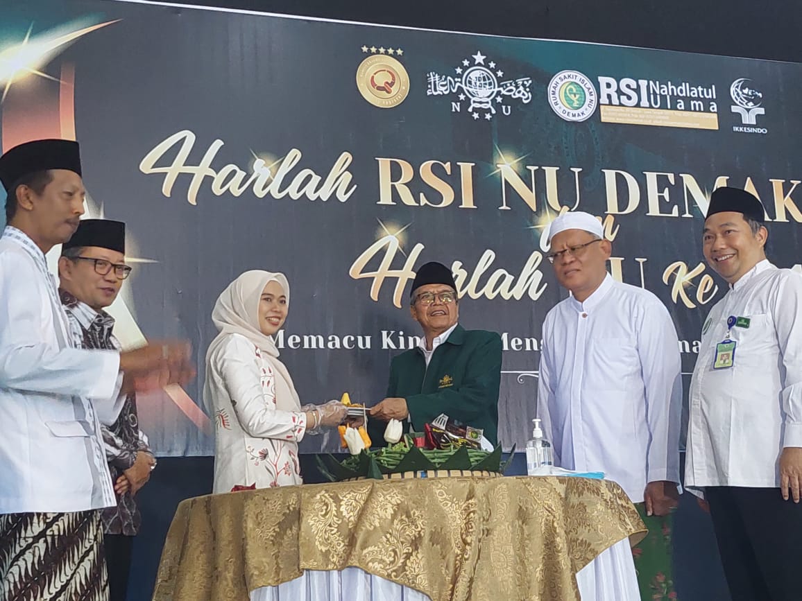 Bupati Demak dr Eistianah memotong tumpeng diserahkan kepada Ketua PCNU Demak KH Aminudin disaksikan Direktur RSI NU dr H Abdul Aziz, Rois Syuriah PCNU KH Zainal Arifin Maksum, Wabup KH Ali Makhsun...