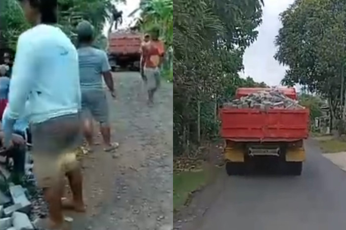 Warga hanya bisa menyaksikan dan merekam pembongkaran dan pengangkutan sejumlah paving di Kabupaten Banyuwangi, Jawa Timur.