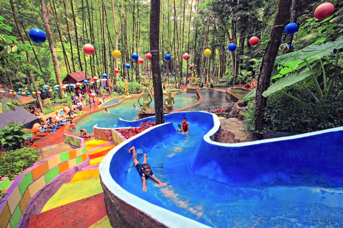 Spot kolam renang di dalam area tempat wisata Srambang Park, Kabupaten Ngawi Jawa Timur.