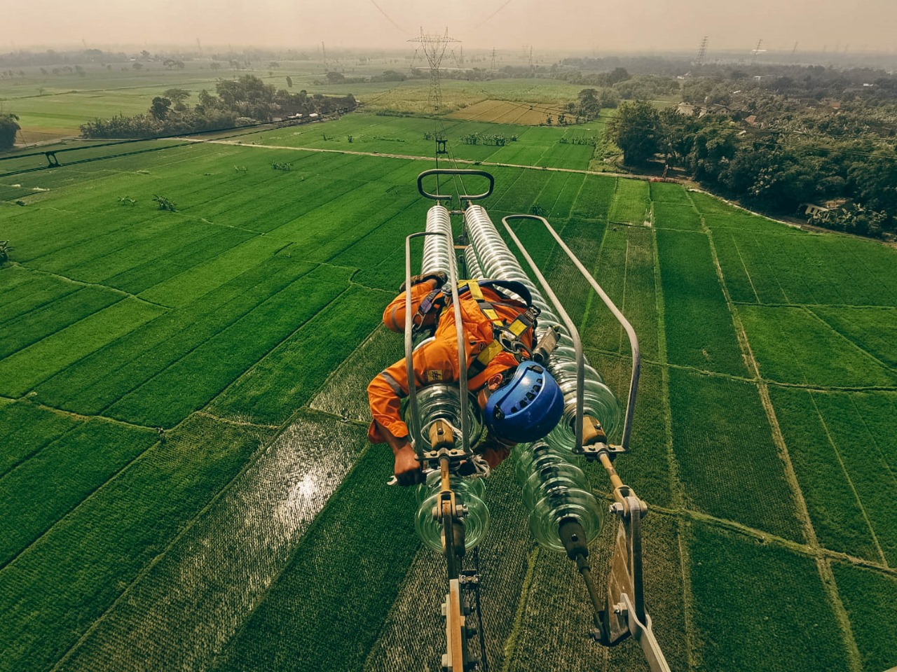 AMANKAN LISTRIK : Petugas PLN UIT JBT melakukan pengamanan pasokan listrik di Jawa Barat, Jawa Tengah, dan DIY dalam Pemilu 2024 ini.