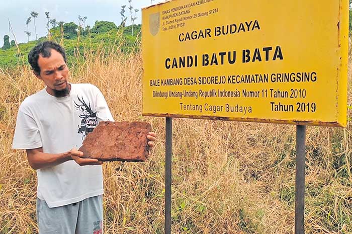 Seorang warga menunjukkan batuan candi batu bata merah di Desa Sawangan Kecamatan Gringsing beberapa waktu lalu. RIYAN FADLI/JAWA POS RADAR SEMARANG