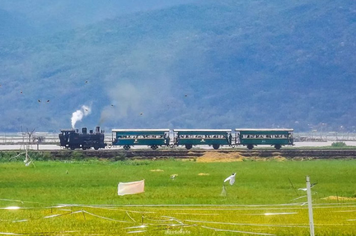 Wisata Kereta Api Ambarawa yang dikomandoi oleh lokomotif uap B2503 melintasi salah satu destinasi wisata Rawa Pening.