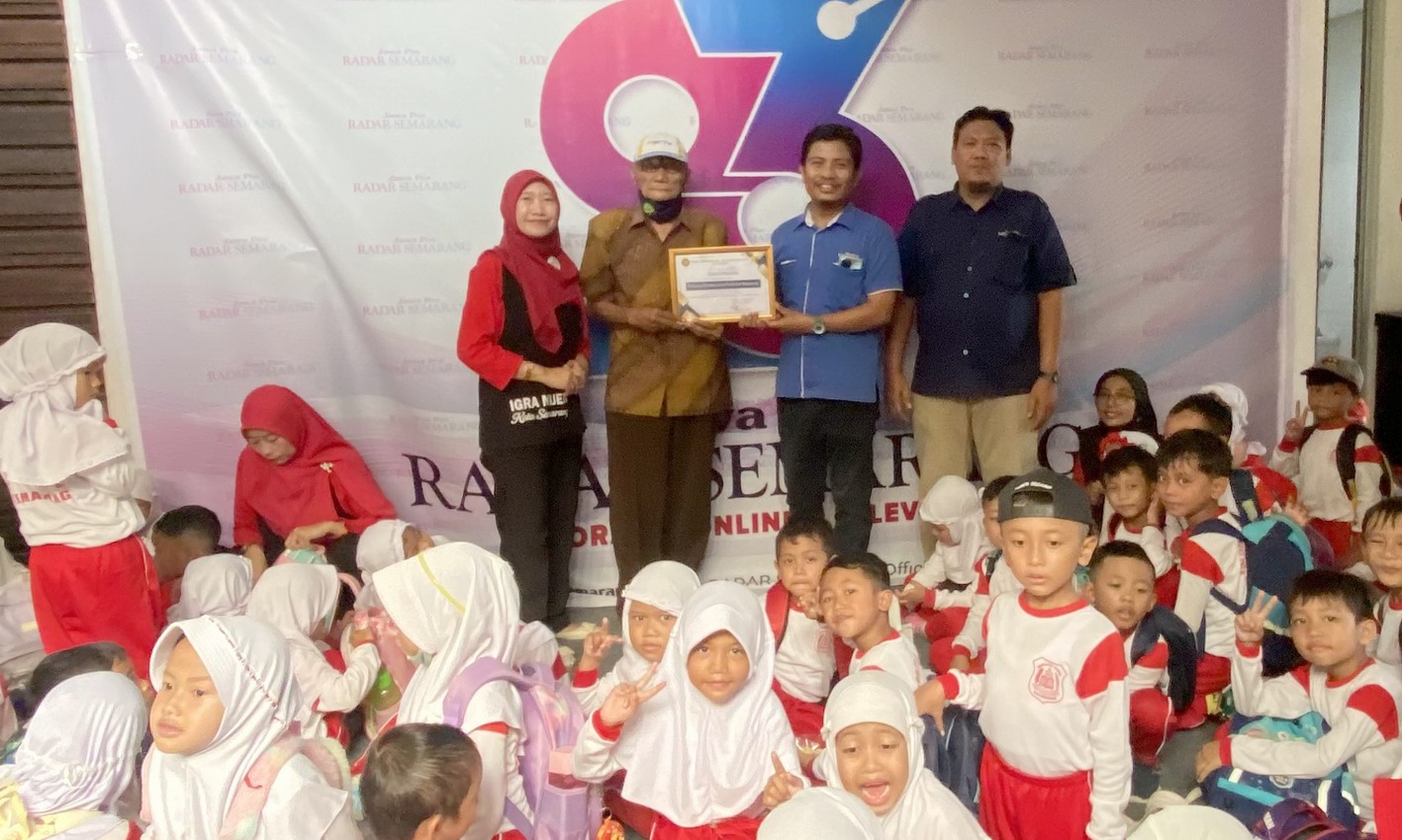 BELAJAR BERKOMUNIKASI-Siswa Sekolah Al Firdaus BSB Mijen saat kunjungan edukasi di redaksi koran dan online Jawa Pos Radar Semarang serta Radar Semarang TV.