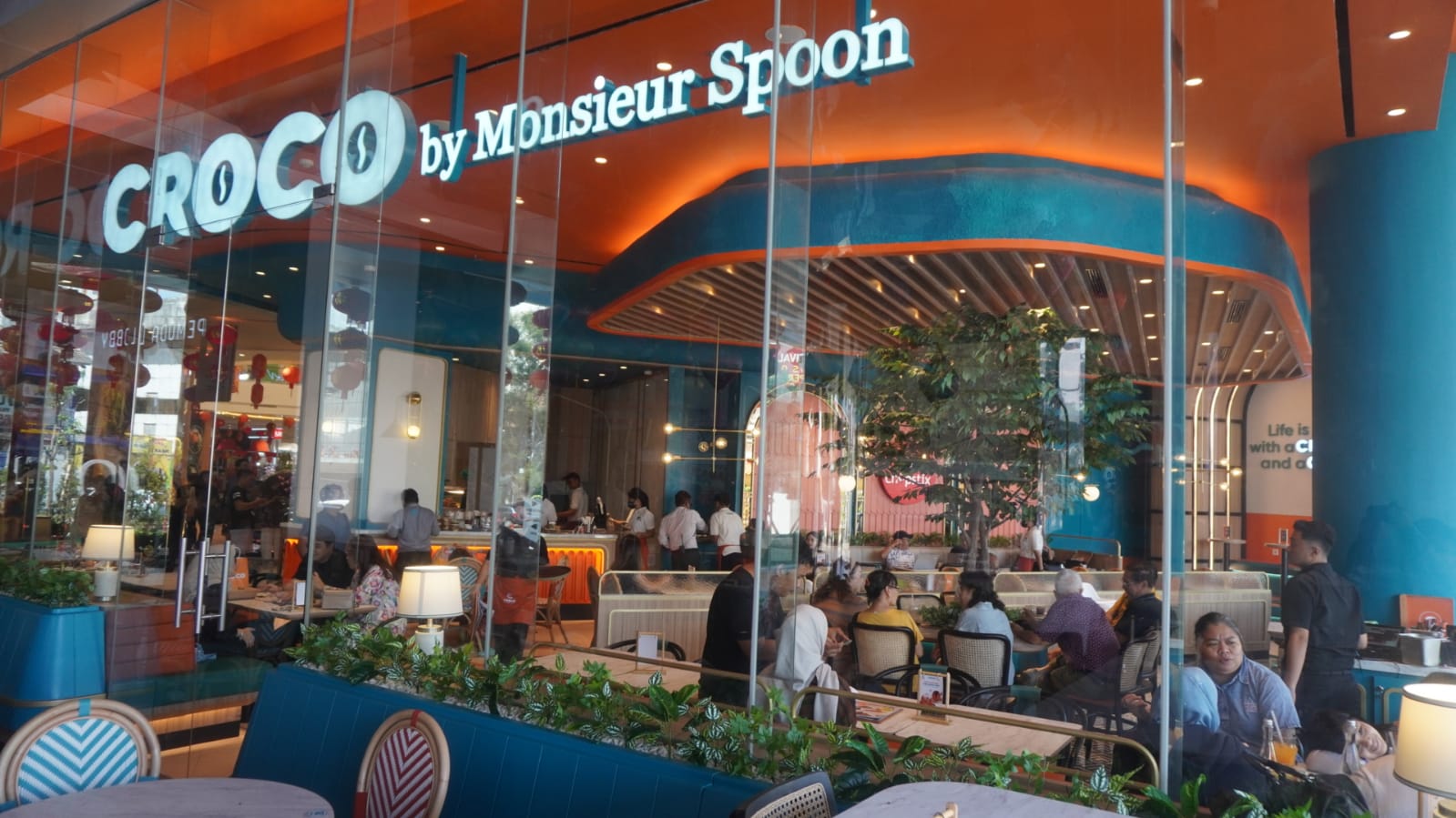 Outlet CROCO by Monsieur Spoon menyajikan beragam menu, salah satunya Croissant Bomboloni