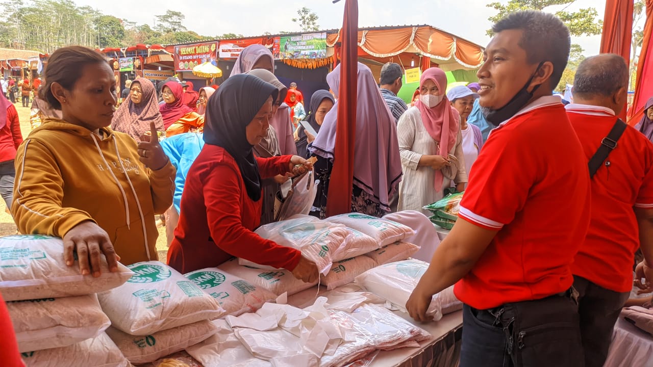 Pasar Murah yang digelar untuk menekan inflasi dan harga
