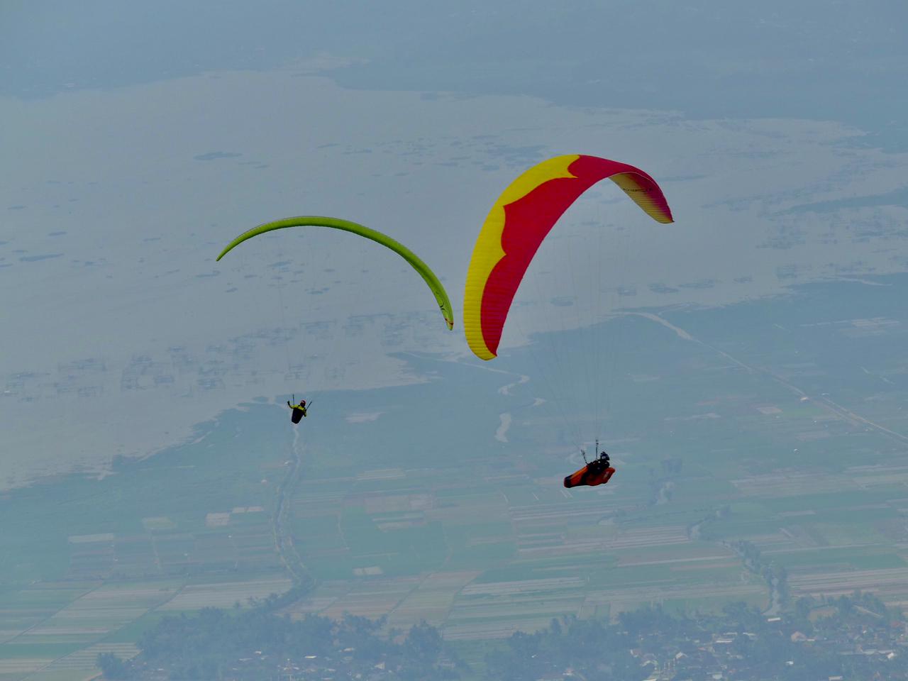 MEMACU ADRENALIN : Sejumlah pengunjung yang sedang menikmati dan memacu adrenalin dengan aerosport dengan view rawa pening di wisata Gunung Gajah, Kabupaten Semarang.