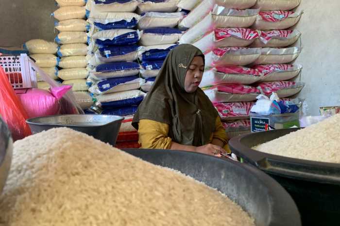 Pedagang beras di Pasar Tradisional Kendal Senin (19/2). DEVI KHOFIFATUR RIZQI/ JAWA POS RADAR SEMARANG