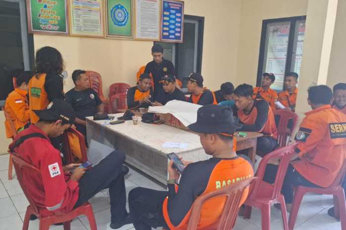 Tim SAR gabungan saat melakukan penyisiran sungai mencari Salimin warga Desa Cening yang hilang.