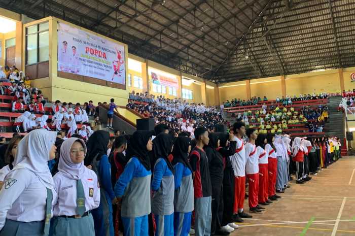 Pembukaan kejuaraan Popda Kendal ditandai dengan pemukulan gong oleh Bupati Dico M. Ganinduto di GOR Bahurekso.&nbsp;DEVI KHOFIFATUR RIZQI/ JAWA POS RADAR SEMARANG