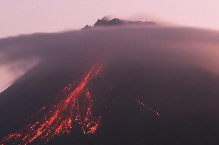 Terpantau guguran lava pijar Gunung Merapi dari pos Tunggularum, Wonokerto, Turi, Sleman.
