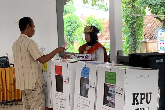 Prosesi pemungutan suara di TPS pada Pemilu 2024 di Kendal. DEVI KHOFIFATUR RIZQI/ JAWA POS RADAR SEMARANG
